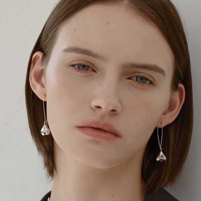 YUSOWA BLOOM BEND EARRING (WHITE GOLD)