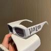 Óculos de Sol de Armação Quadrada com Design de Letras Proteção UV Armação Leve e Durável Adequado para Atividades ao Ar Livre e Uso Diário