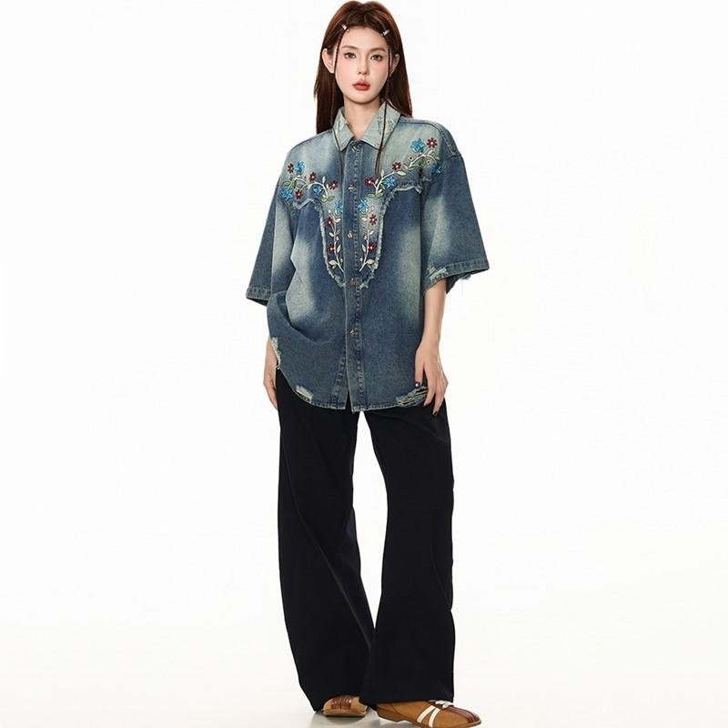 Übergroße Denim-Vintage-Stickerei-Blumenhemden und -blusen mit kurzen Ärmeln für Bluse. Lässige lockere Sommeroberteile für Damen mit Knopfleiste.