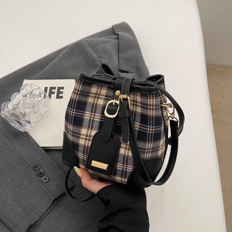 

Наружная сумка-ведро высокого класса с диагональным плетением, женская, новинка 2024 года, модная сумка на плечо в клетку контрастного цвета для поездок на работу