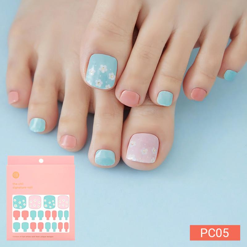 Daily Classics Pediküre Nagelsticker - 37 selbstklebende Spitzen, Soft Check & Blumendesigns, Schnelle 5-Minuten-Pediküre