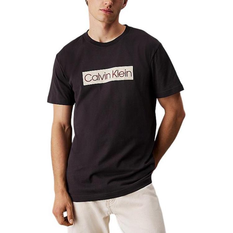 

Calvin Klein Повседневная Удобная Футболка с Буквами, Круглым Вырезом и Коротким Рукавом, Мужские Топы, Черный J30J327472-BA1 L