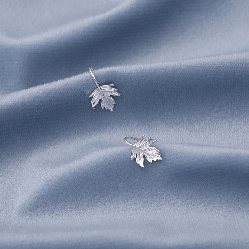 Sweet Maple Leaf Dangle Earrings: Versatile Fashion Ear Hooks for Women, Trendy and Creative Design