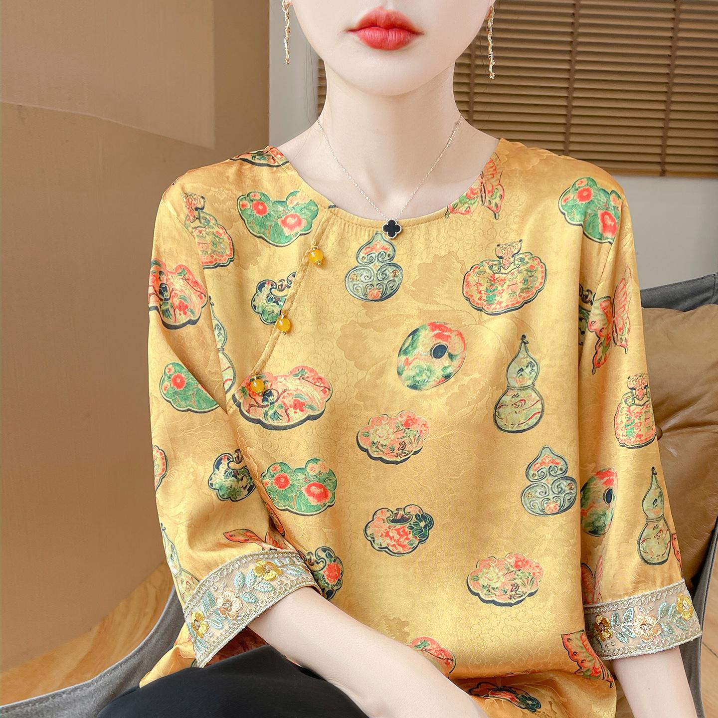 

Стильный жаккардовый атласный топ с китайским круглым вырезом и короткими рукавами - женский современный крой со скошенной планкой. 2XL 82-95 kg