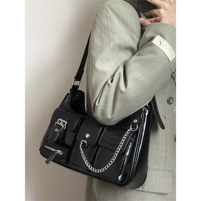 Schwarze Vielseitige Pendler Schulter Umhängetasche Einfarbig Spice Girl Kettentasche Nischendesign Cool Handsome Lokomotivtasche Mehrfachfach