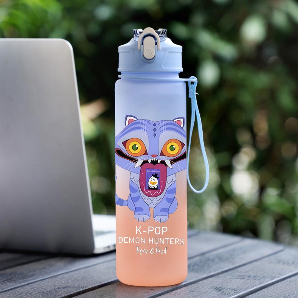 750 ml Wasserflasche Anime Cartoon K-Pop Dämonenjäger Aufdruck Große Kapazität Trinkbecher Tragbar Outdoor Sport Wasserbecher Kinder Kinder Geschenk