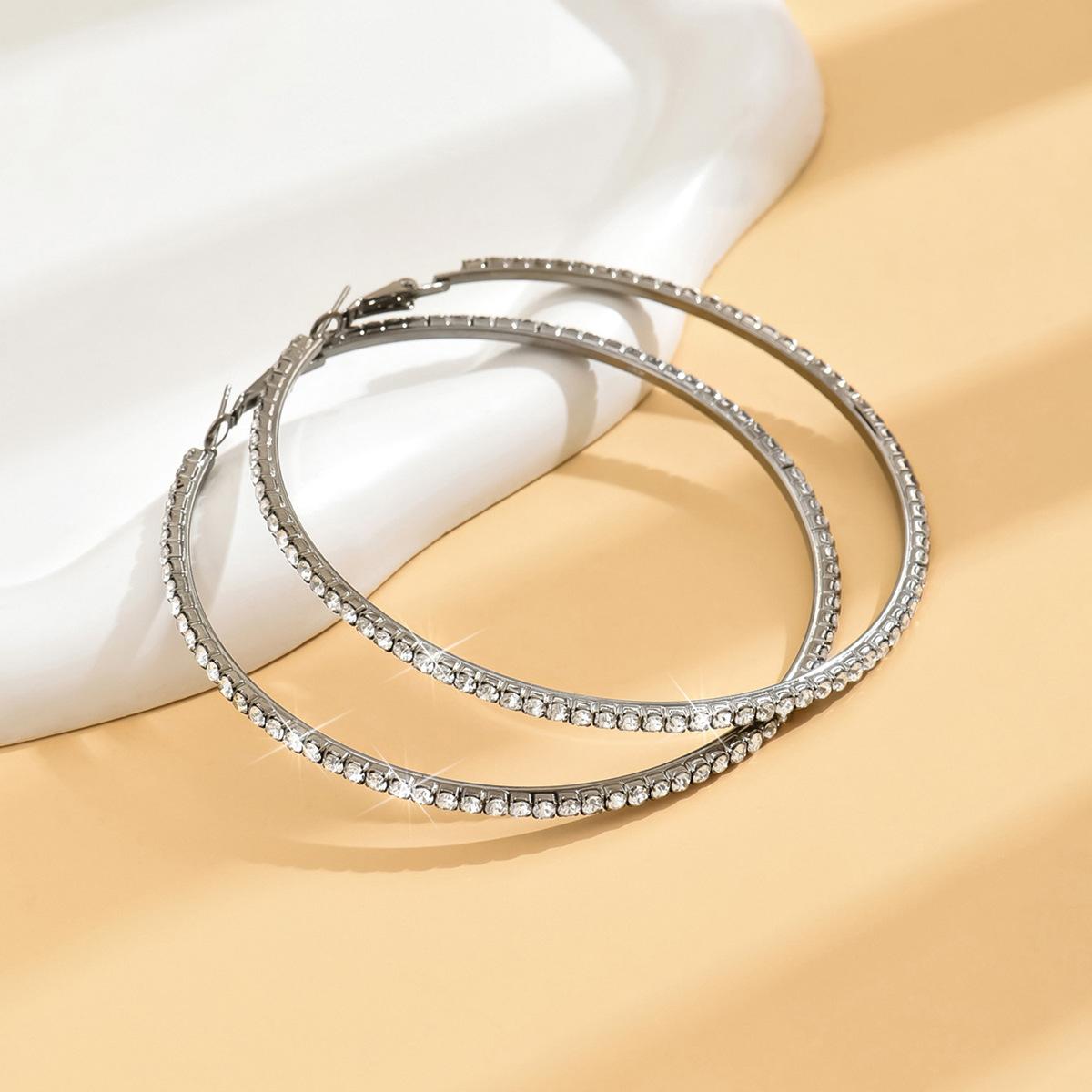 

Женские серьги-кольца с кристаллами на все случаи жизни one size