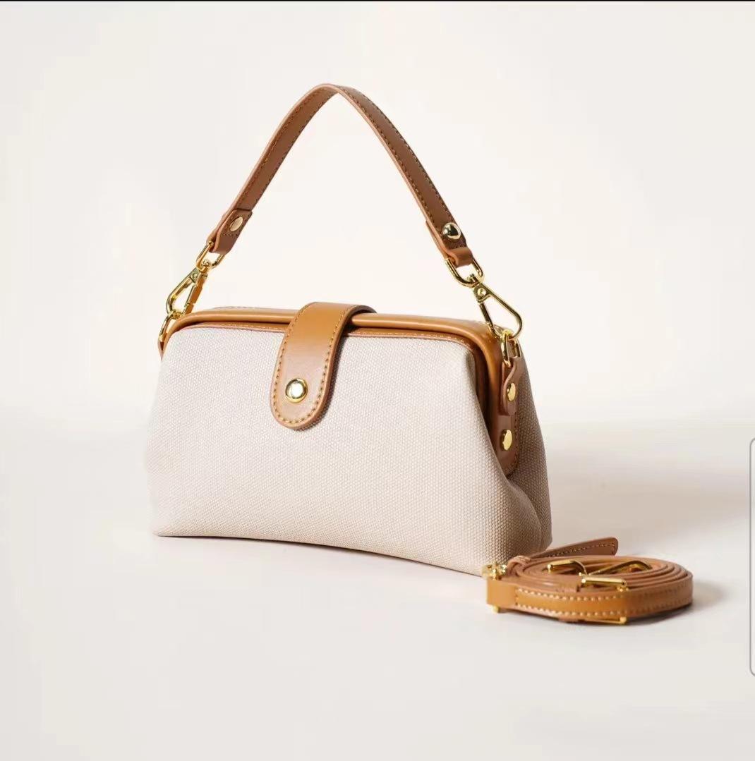 

Нова повсякденна жіноча модна текстурована маленька квадратна сумка 2024 року, простий публічний дизайн, універсальна кліпса під пахвами через плече