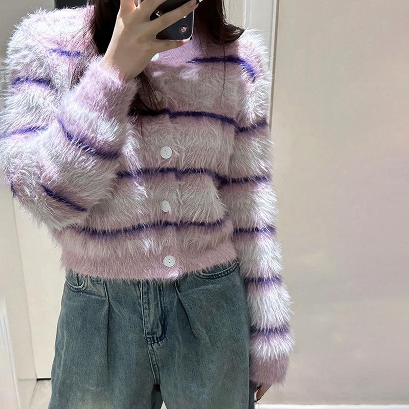 

2024 осень новый круглый вырез короткий кардиган женская мода длинный мех имитация норки сладкий и пряный ветер постепенное изменение полосатый свитер женский one size fits all фиолетовый