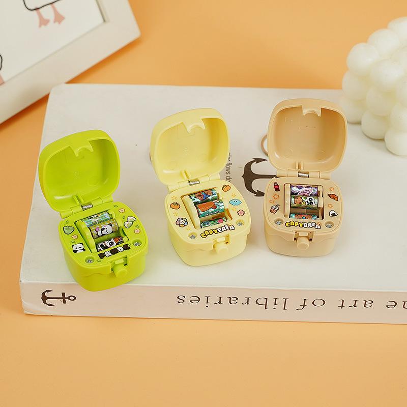 Mini Macchina Creativa per Adesivi Scatola Sorpresa Giocattoli Decompressione Portachiavi Divertente Macchina Rotante per Adesivi Ciondolo Zaino Regalo Ragazza