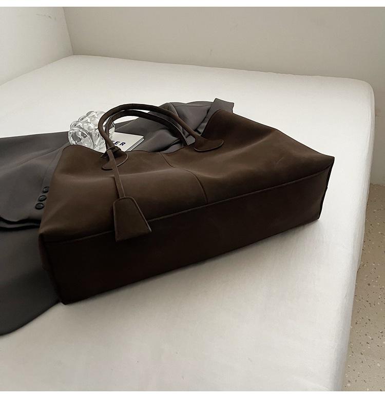 2025 Autumn/Winter Women's Retro Luxury Handbag: Versatile, Large Capacity, Textured Commuter Tote