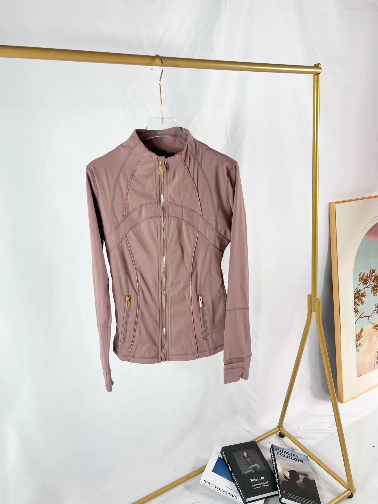 

Стильная городская женская спортивная куртка для йоги с золотой отделкой - Длинный рукав и приталенный крой XXL/Size 10