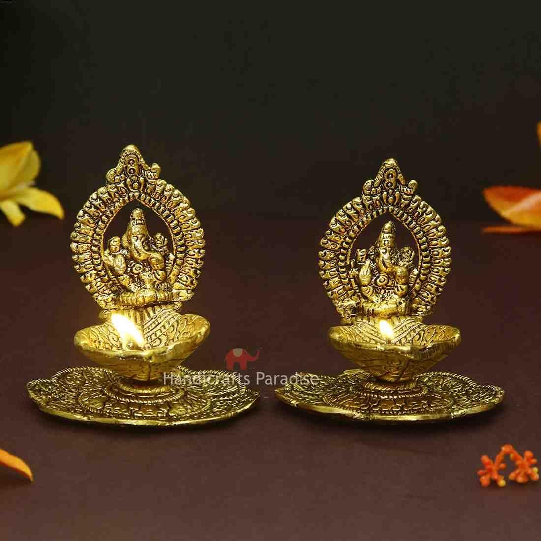 

Металлический алюминиевый Дия Ганеши с выгравированной вручную свастикой (10,2 см x 10,2 см x 11,5 см, Набор из 2 штук) золотистый