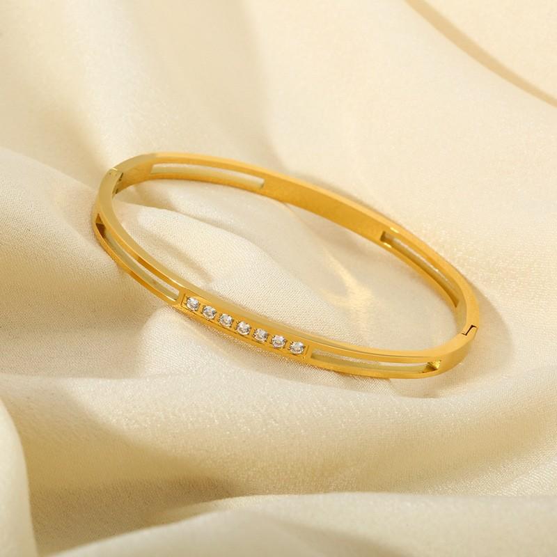 European and American retro classic diamond-encrusted hollow buckle bracelet women's 18k gold-plated stainless steel waterproof bracelet