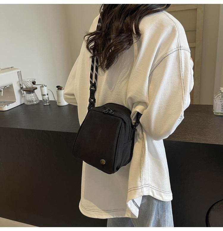 Сумка через плечо женская универсальная однотонная простая модная сумка-ракушка 2024 года — фото 11