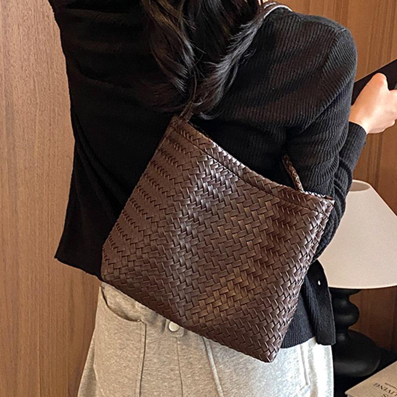 Stylish Korean Woven Underarm Bag – Trendy Mother-Child Shoulder Handbag for Casual Commute