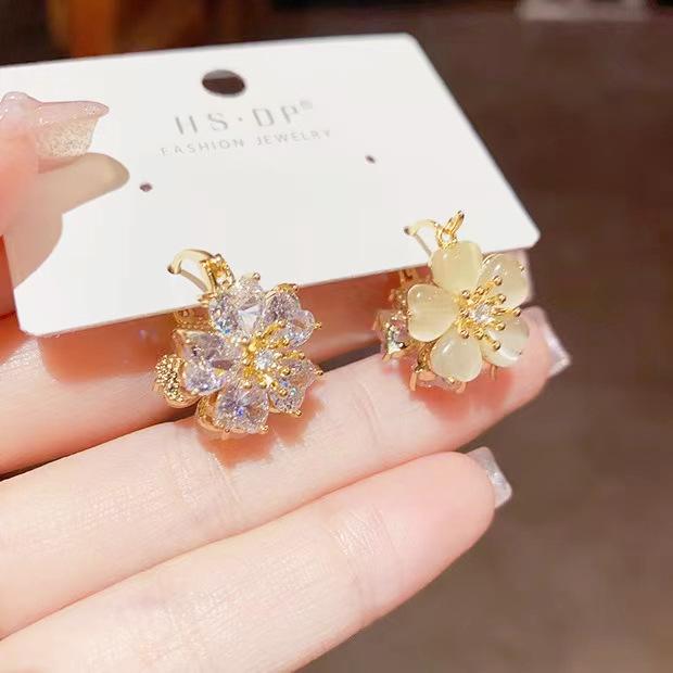 

Серьги-пусеты Двойной Лотос Лунный Свет Кошачий глаз: Элегантные, милые цветочные каффы для женщин.