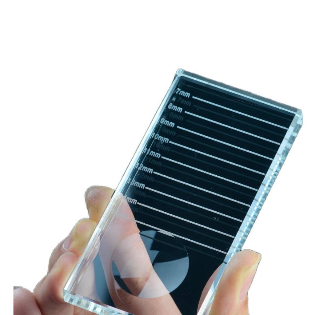 Nástroje pro prodloužení řas: Podložka s lepidlem pro roubování a křišťálový stojánek v kombinaci