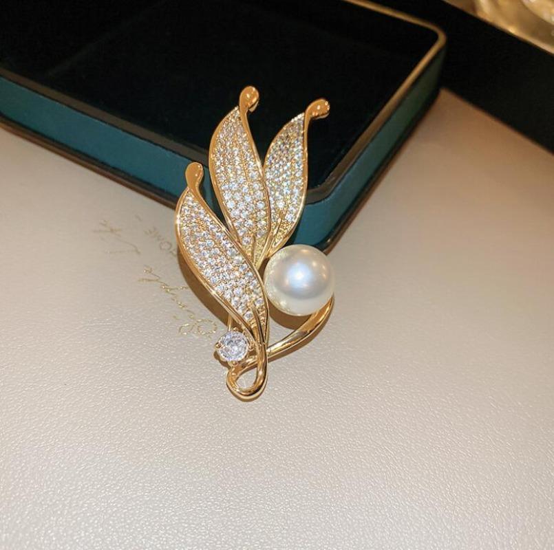 Elegant Leaf Brooch with Crystal & Pearl, Exquisite Rhinestone Metal Pin for Women Girls Office Casual Suit Jewelry Gift