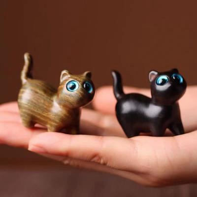 New Wood Carving Slanted Head Cat Cartoon Cute Big Eyed Cat Desktop Ornaments Sandalwood Cat Statues Souvenirs Room Decor