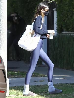 ALO High-Waisted Pearlescent Yoga Pants for Women - Tummy Control & Butt Lifting Fitness Pants, Kendall Jenner Style