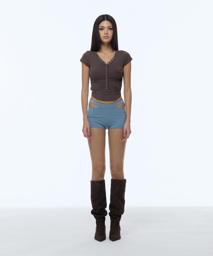 Gillaakaibeu Lace Cross Patched Button Crop T-Shirts_Brown