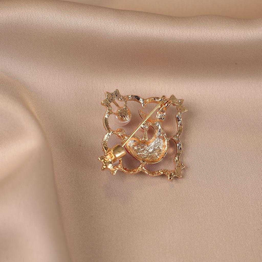 Festive Corsages High-end Brooches Elegant and Light Luxury Women's Niche Pins Lapel Pins Anti-glare