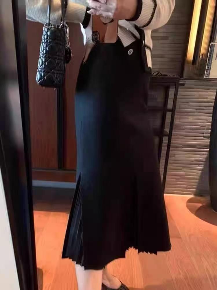 French Socialite Style Fishtail Skirt: Elegant Autumn 2025 Women's Hip-Hugging, Large Hem Design