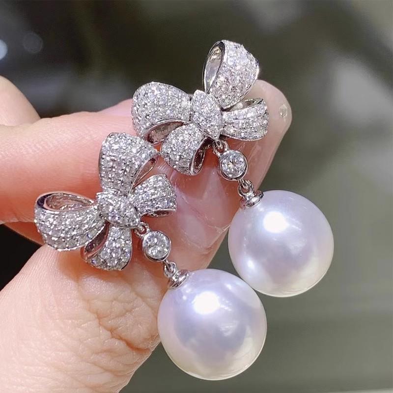 Huitan Exquisite Schleife Simulierte Perle Hängeohrringe für Frauen Temperament Statement Damenohrringe Luxus CZ Schmuck