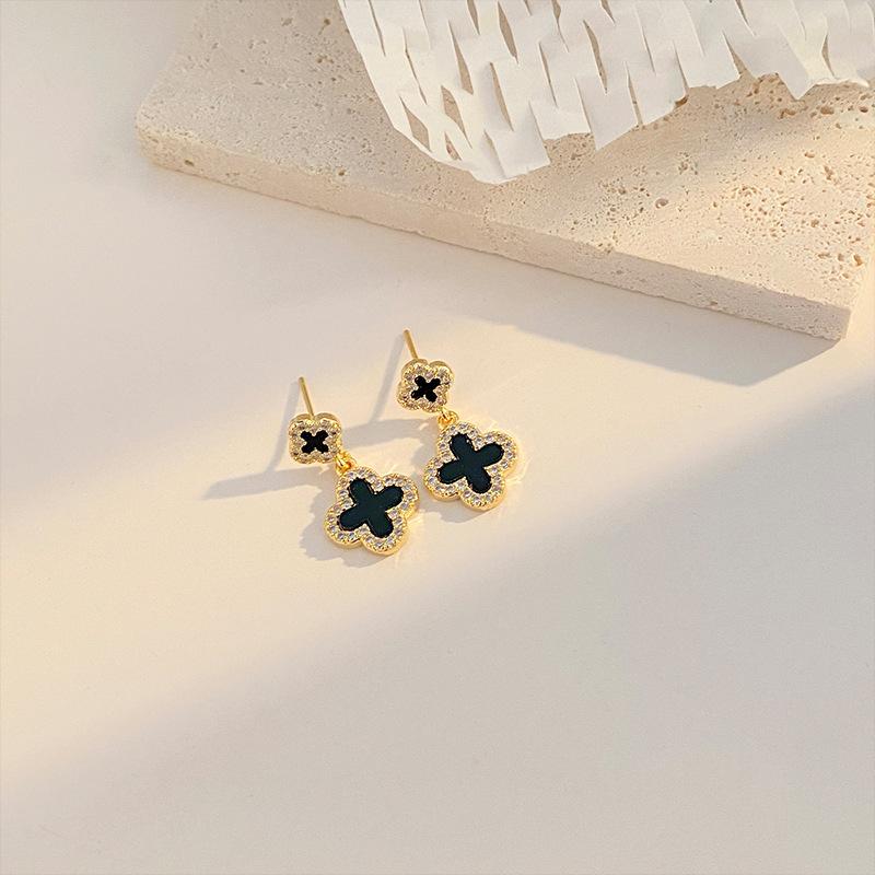 

Новая Мода Чувство Дизайна Четырехлистный Клевер Серьги Цветы Нежные Маленькие Свежие Классические Женские Милые Серьги