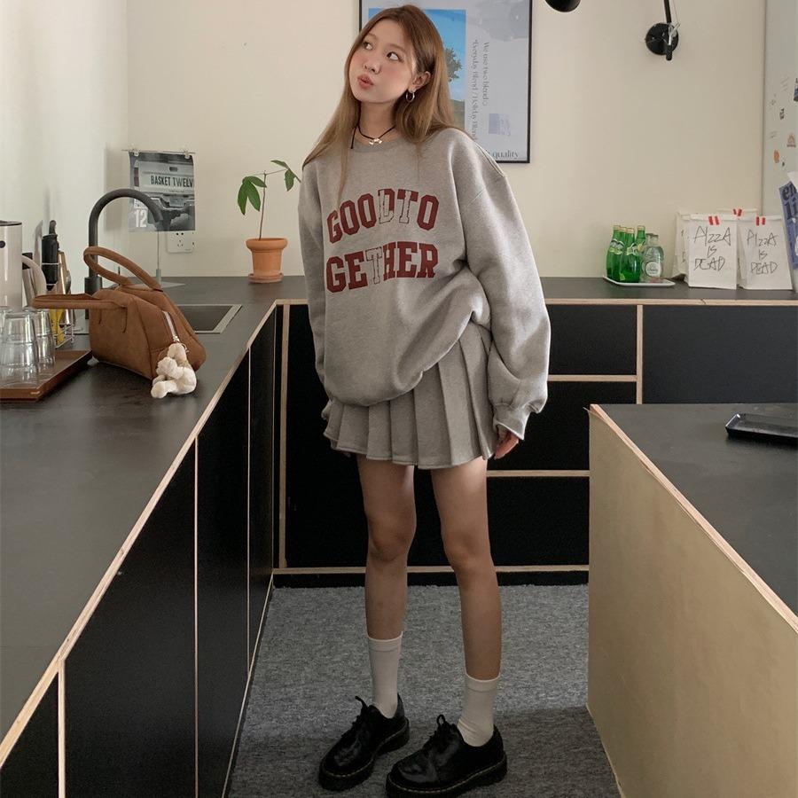 Плюшевая толстовка с буквенным принтом в стиле ретро + плиссированная юбка — фото 2