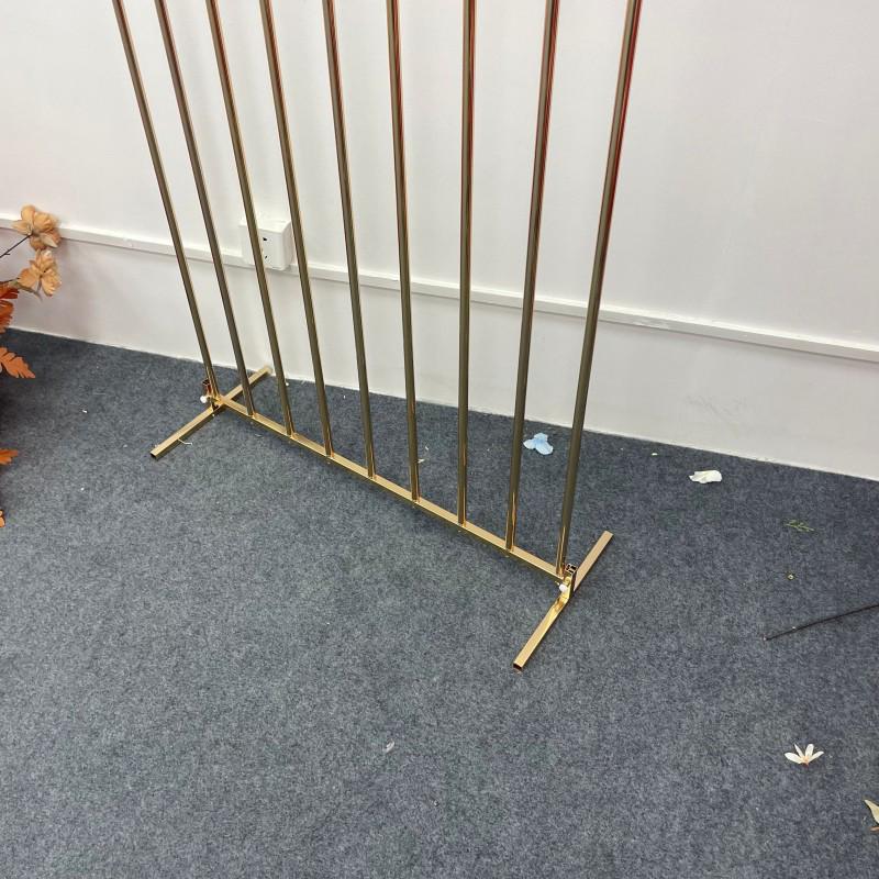 Gold-Plated Wedding Arch: Iron Line Screen & Aisle Guide Decor