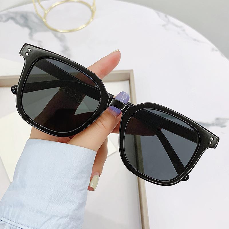 

Солнцезащитные очки Солнцезащитные очки Коричневые Солнцезащитные очки С такой же Ретро Маленькой Оправой Солнцезащитные очки Взрыв