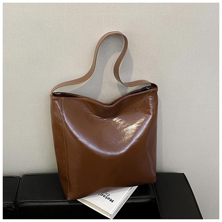 Fashion new minimalist style casual commuter versatile shoulder bag large capacity commuter tote bag oil wax leather armpit bag