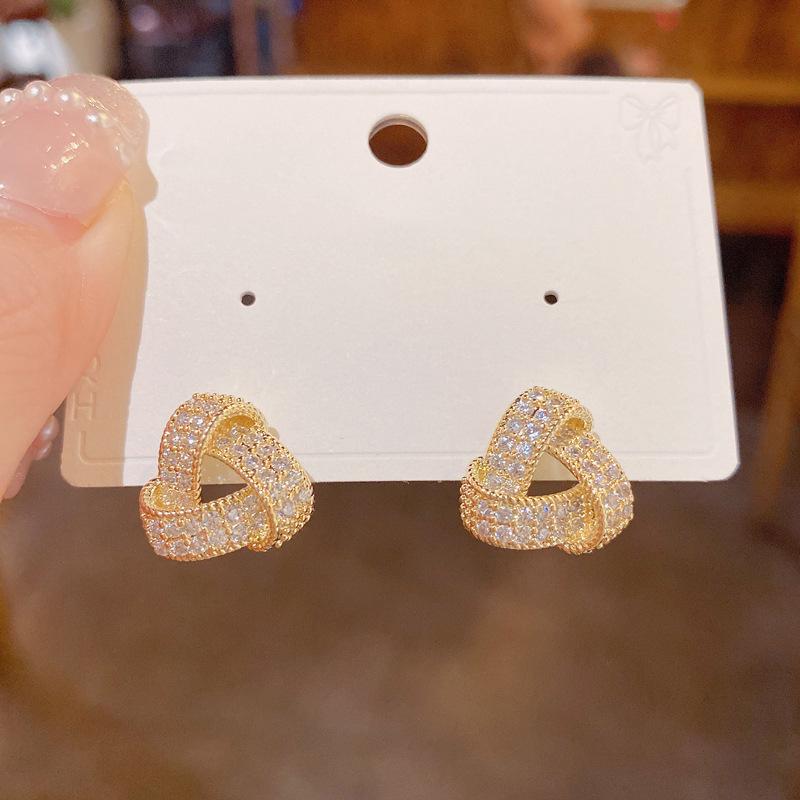 Boucles d'oreilles de luxe tendance 2024 accrocheuses pour femmes: Boucles d'oreilles à clous tendance et polyvalentes pour l'automne et l'hiver
