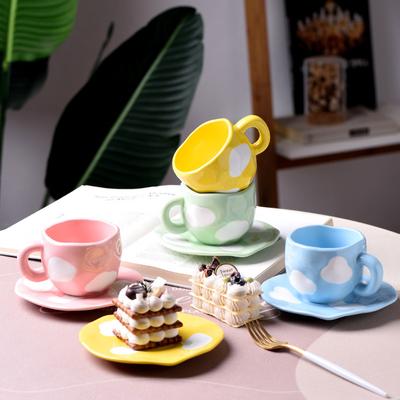 Creatieve Handbeschilderde Witte Wolk Koffiekop Schotel Klein Fris Onderglazuur Gekleurd Handgeknepen Onregelmatige Wolk Keramische Kop Schotel Set