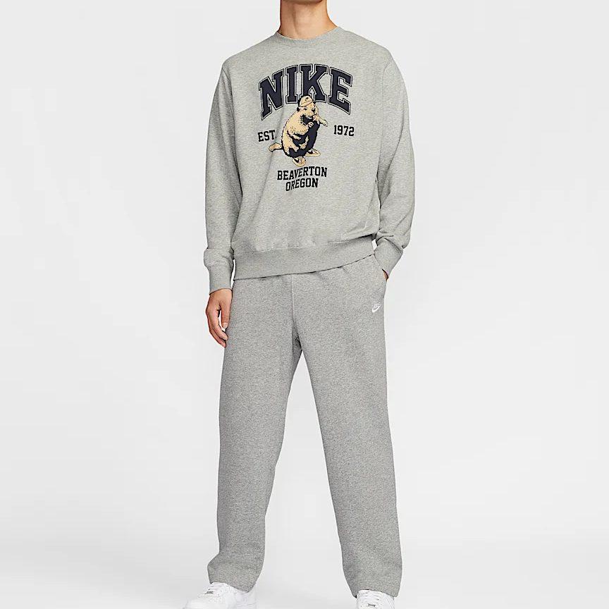 Nike Pantaloni Casual Club da Uomo Tonalità Grigio Scuro/Grigio Fumo Chiaro/Bianco HQ4423-063
