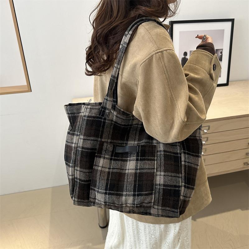 Luxurious Large Tote Bag For Women Stylish Plaid Design Perfect For Fall And Winter