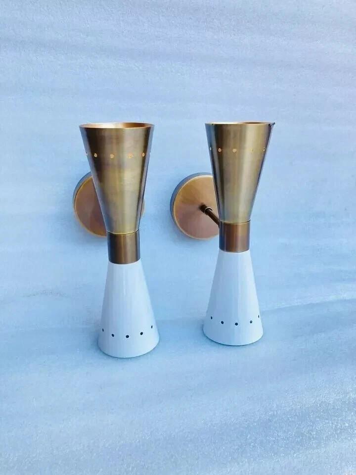 Par 1950-talls Midcentury italiensk messing Diabolo vegglamper – Design med to pærer