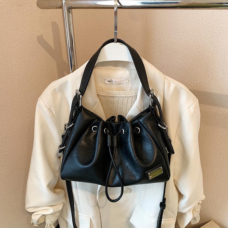 Retro bag women's large-capacity new autumn and winter niche pleated messenger bag single shoulder underarm commuter bag