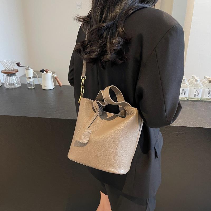 Texturovaná měkká kůže přenosná malá taška dámská 2025 nová móda ruční kbelíková taška podzim a zima všestranná retro crossbody taška