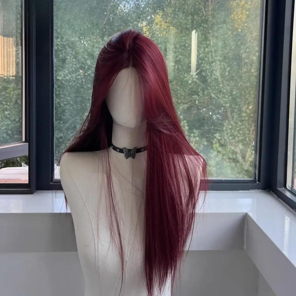 Sort Syntetisk Paryk Med En Feminin Charme. Langt Lige Hår Med Midterskilning. Naturligt Fuld Hoveddække Til Daglig Cosplay