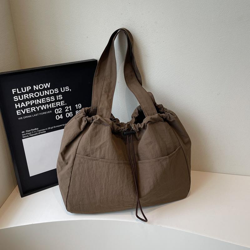 2025 new large-capacity waterproof nylon cloth drawstring pleated shoulder bag travel leisure messenger tote bag