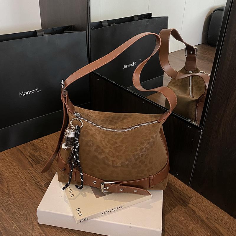 

Niche leopard print design advanced sense 2025 new large-capacity commuter messenger bag women s shoulder bag casual portable