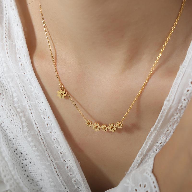 18K Gold Titanium Steel Classic Flower Pendant Necklace - Vintage, Elegant, Versatile, Niche Jewelry