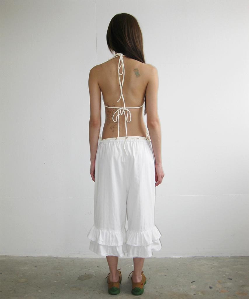 PISCESS Lace Frill Capri Pants_Ivory