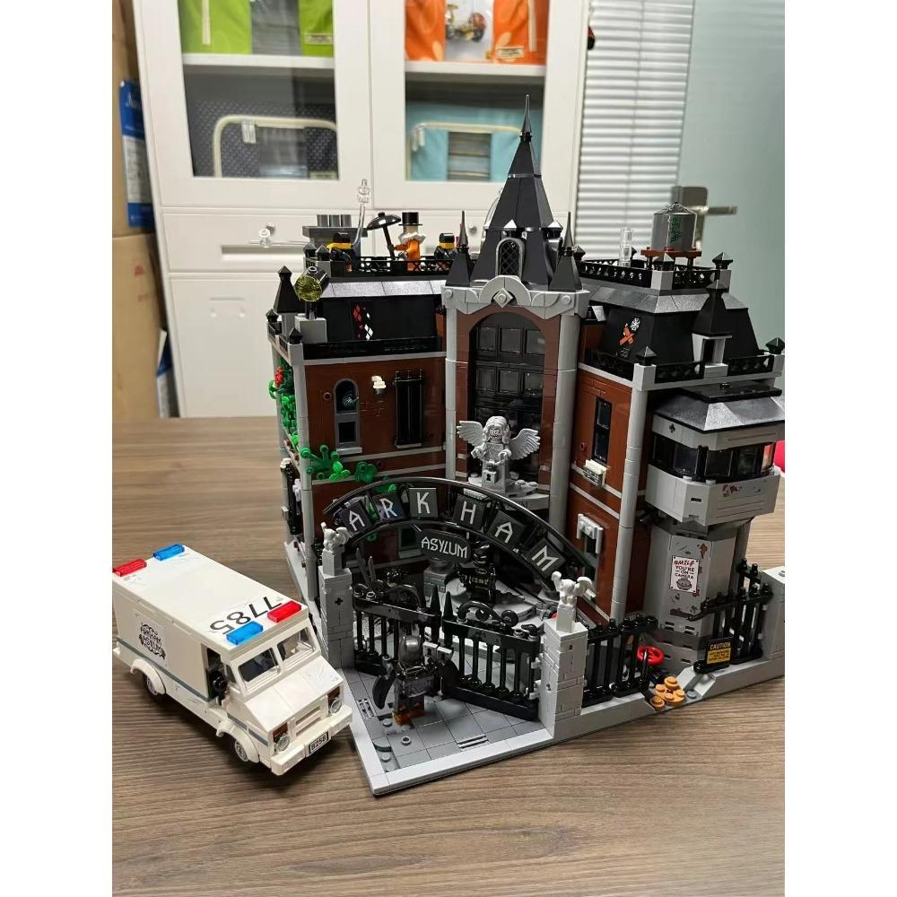 2025 NOVÝ stavebnicový model Arkham Asylum 76300, vhodný jako dárek k narozeninám, sběratelský předmět nebo dekorace pro dospělé.