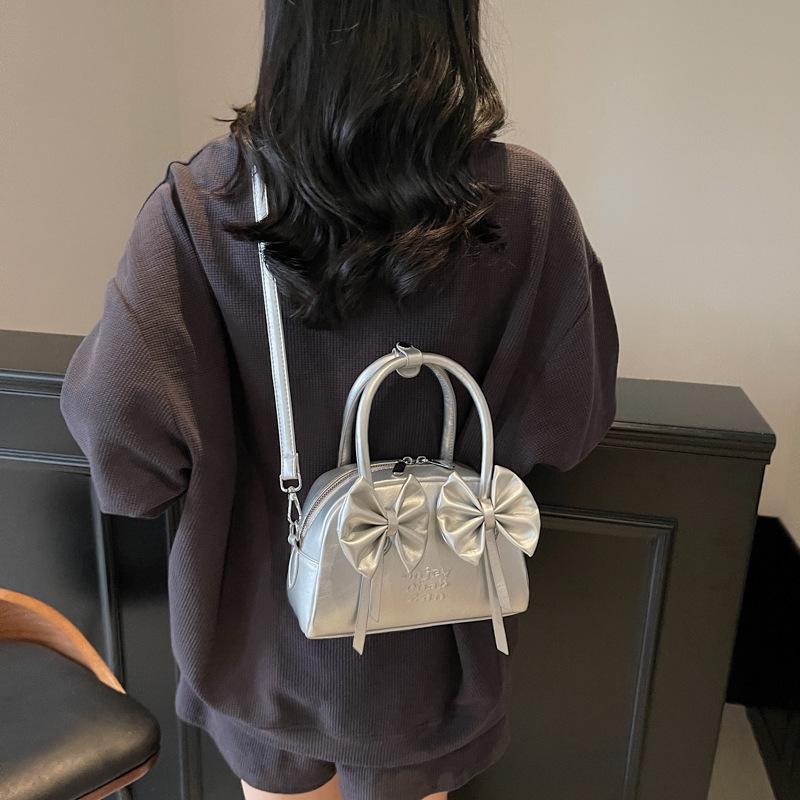 

Women s bag niche high-end handbag 2025 new girl style bow small square bag simple and versatile messenger bag серебряный