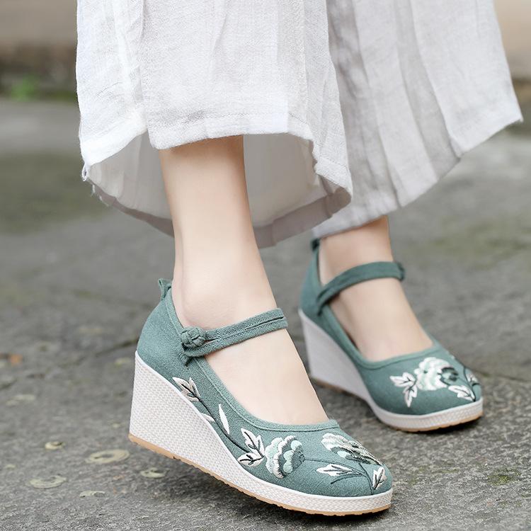 2024 Hot National Style Retro Female Flat Shoes Spring Summer Exquisite Fashion Embroidery Cloth Shoes Hot Casual Women Shoes