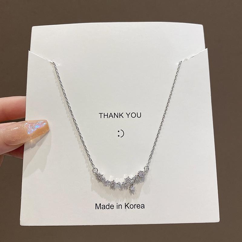 Super flash zircon flower pendant, titanium steel necklace, women s high-end light luxury personalized clavicle chain accessories